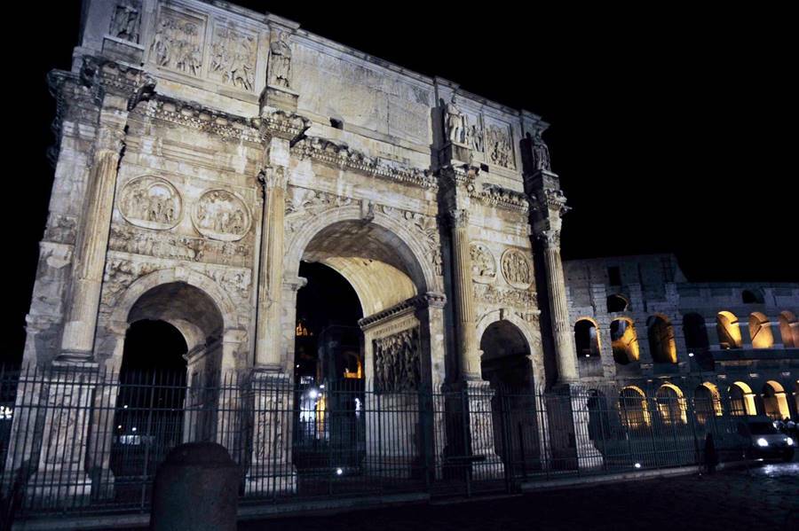 Roma, l&#8217;Arco di Costantino brilla di nuova luce