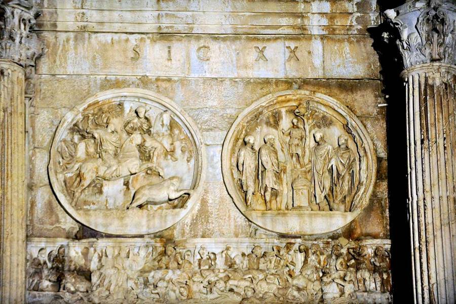 Roma, l'Arco di Costantino brilla di nuova luce