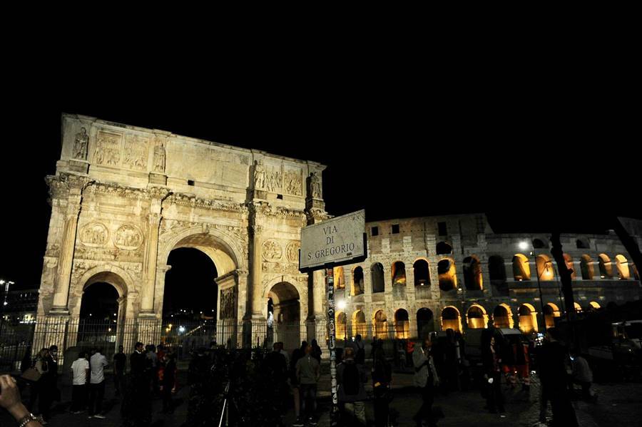 Roma, l&#8217;Arco di Costantino brilla di nuova luce