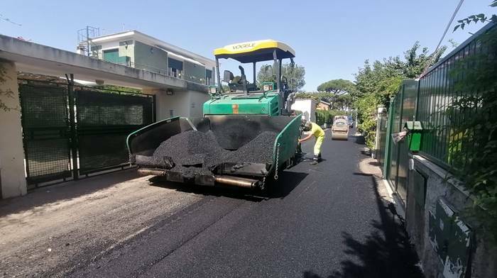 Caroccia: “Proseguono i lavori di asfaltatura delle strade di Fregene”