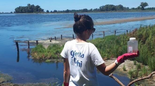 “Acqua fortemente inquinata”, blitz di Legambiente sul lago di Fogliano