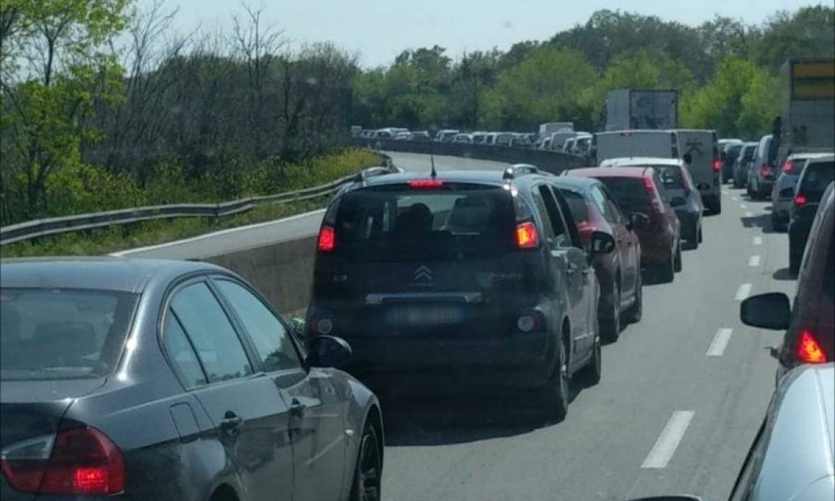 Incidente sulla Pontina, traffico paralizzato in direzione Roma
