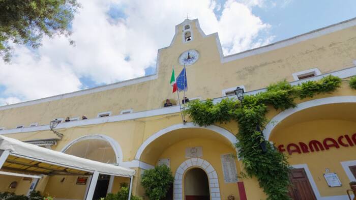 Lavori al cimitero di Ponza, il Comune: “Resti umani nei sacchi della spazzatura? Solo illazioni”