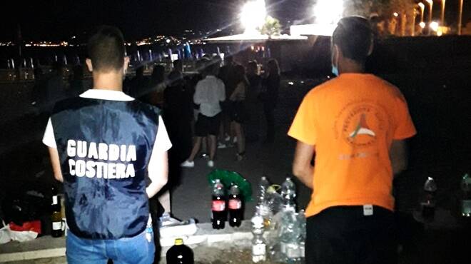 Falò e feste in spiaggia nonostante i divieti: raffica di multe a Santa Severa