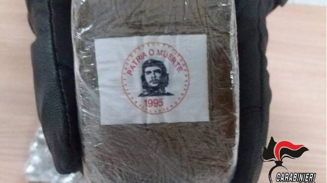 Arrestato ad Ardea corriere della droga, in auto panetti di hashish con la foto di Che Guevara