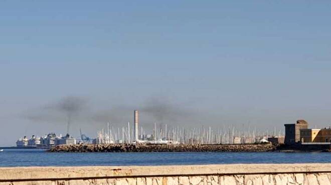 Fumi nel porto di Civitavecchia, a breve la rilevazione delle centraline mobili alla darsena traghetti