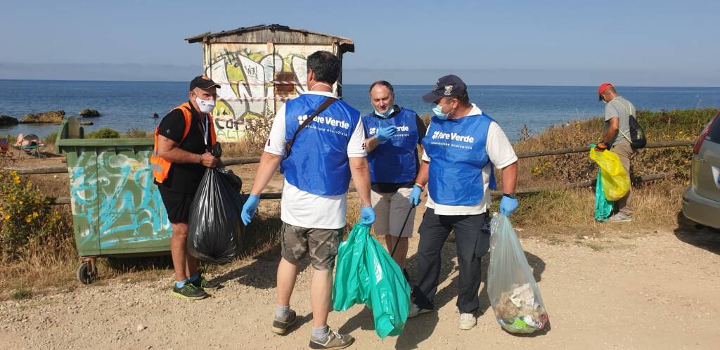 Materassi, bottiglie, polistirolo: Fare Verde Civitavecchia pulisce la spiaggia della Frasca