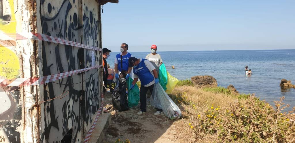 Materassi, bottiglie, polistirolo: Fare Verde Civitavecchia pulisce la spiaggia della Frasca
