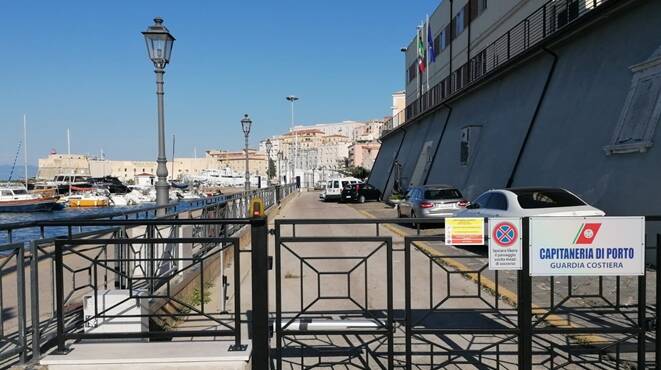 Covid-19 a Gaeta, guardacoste in fila fuori la Capitaneria di Porto: tamponi in serie