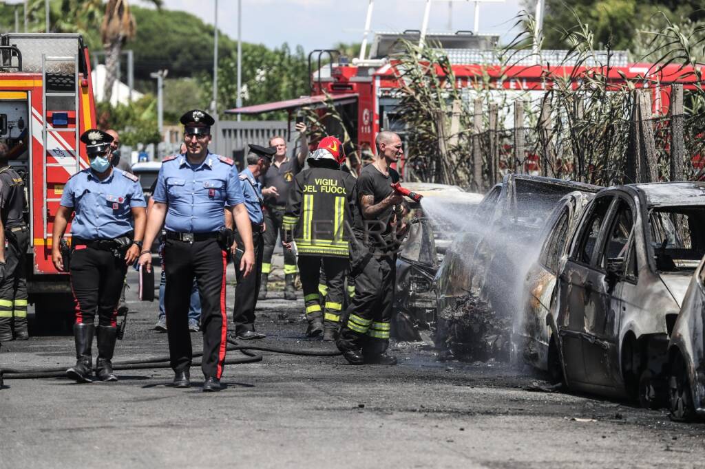 Infernetto, misterioso incendio distrugge nove auto