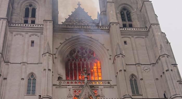 Francia, paura a Nantes: in fiamme la cattedrale di Saint Pierre et Saint Paul