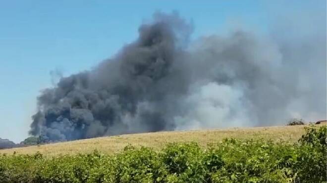 Maxi incendio a Montagnano, nube nera invade il cielo di Ardea
