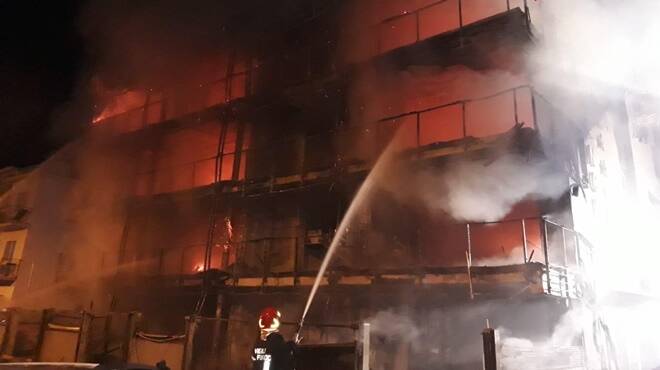 Marina di Montalto, maxi incendio all’hotel: pompieri al lavoro fino all’alba