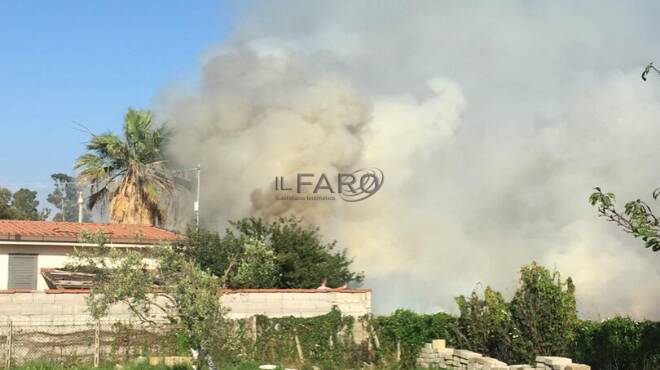 Ardea, maxi incendio alle Salzare: sterpaglie in fiamme