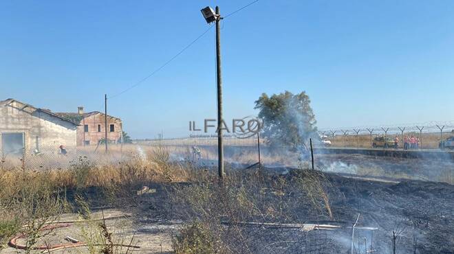 Nube nera a Fiumicino, in fiamme sterpaglie e rifiuti a Parco Da Vinci