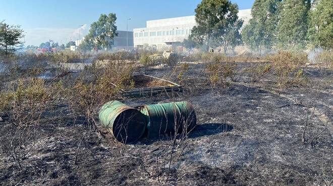 Nube nera a Fiumicino, in fiamme sterpaglie e rifiuti a Parco Da Vinci