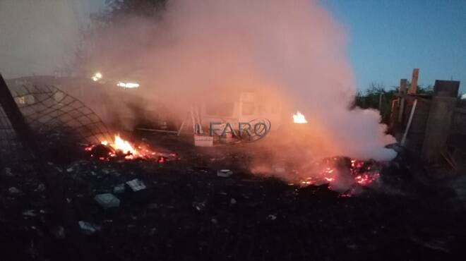 Incendio a via Costalunga, nube tossica su Fiumicino