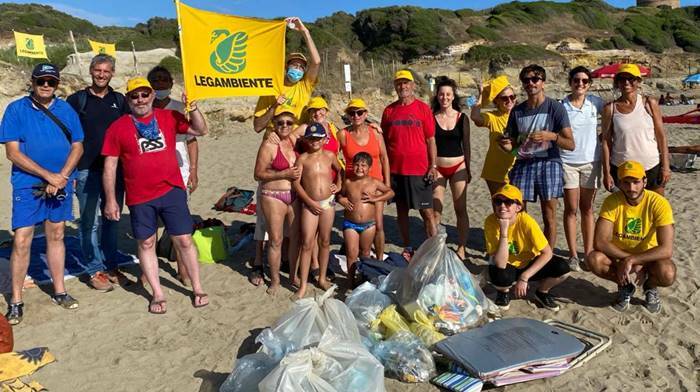 Anzio, Legambiente ripulisce la spiaggia della riserva di Tor Caldara