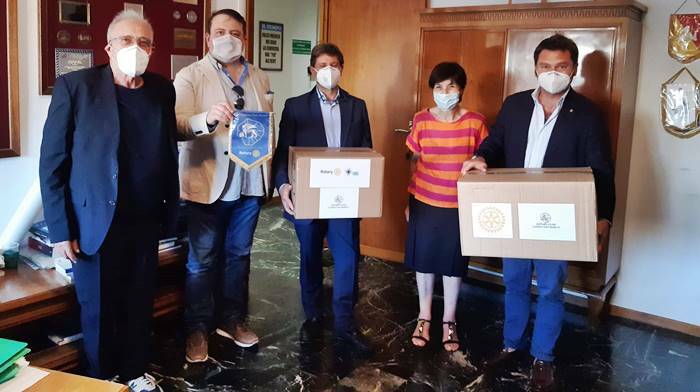 Il Rotary Club Latina San Marco dona mascherine e visiere ai medici della città