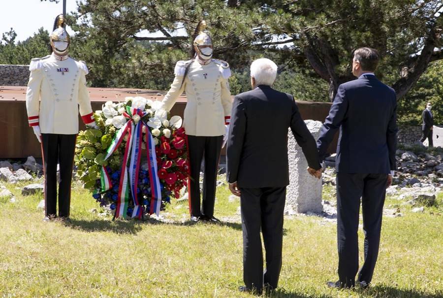 Mattarella e Pahor mano nella mano omaggiano i martiri delle foibe