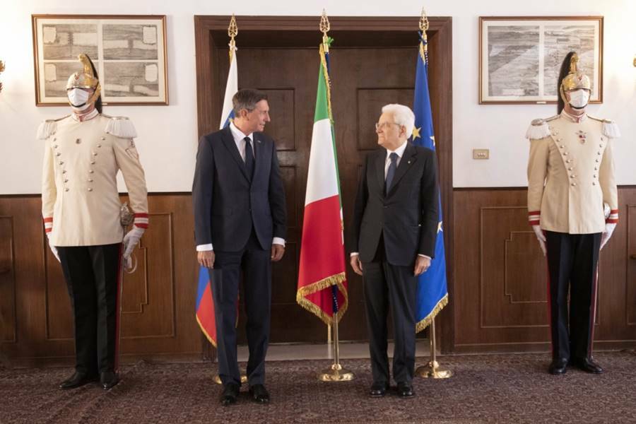 Mattarella e Pahor mano nella mano omaggiano i martiri delle foibe