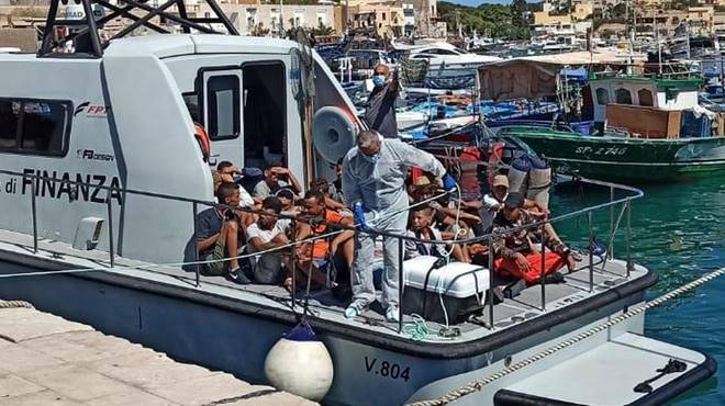 A Lampedusa sbarcano 450 migranti. La rabbia del Sindaco: “Dov’è Conte?”