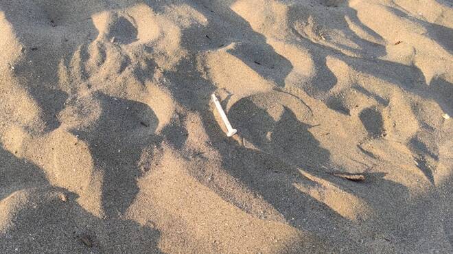 Siringhe sulla spiaggia di Scauri, la denuncia di FdI Minturno