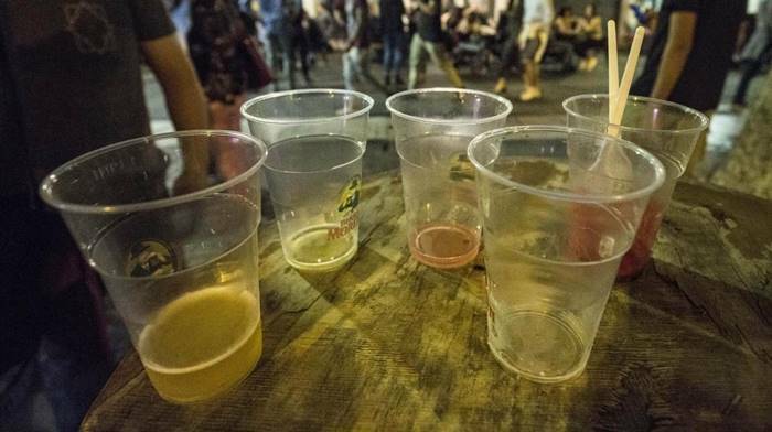 Roma, nuova ordinanza anti-movida: stop alla vendita dell’alcol in vetro dopo 20