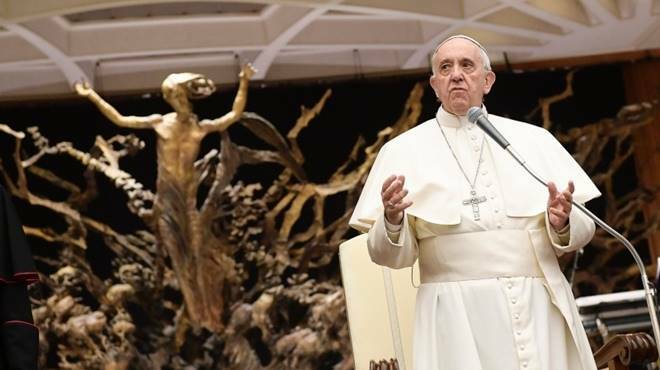 Il Papa agli scienziati: “Fermare lo sviluppo di armi biologiche”
