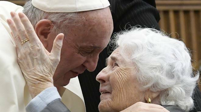 Il Papa concede l’indulgenza plenaria a chi visita gli anziani: basta anche una telefonata
