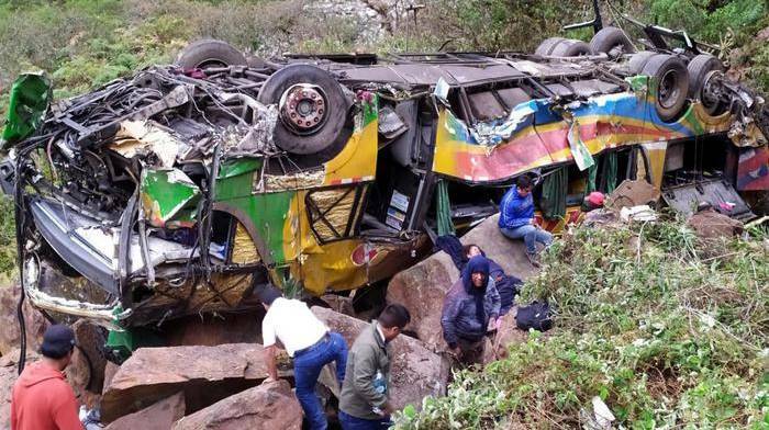 Tragedia in Perù, minibus precipita in una scarpata: 11 morti