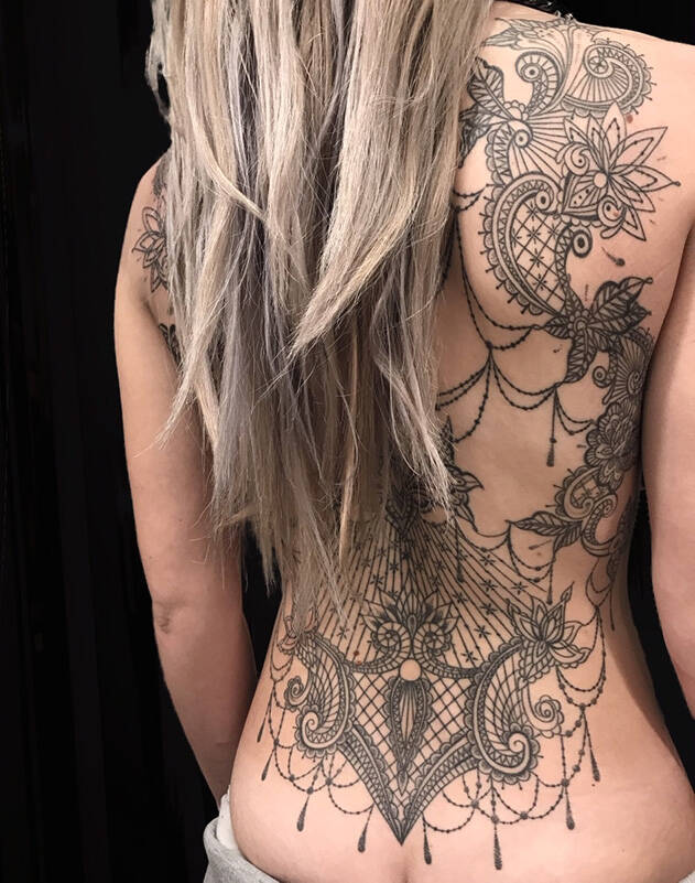 Tatuaggio femminile schiena