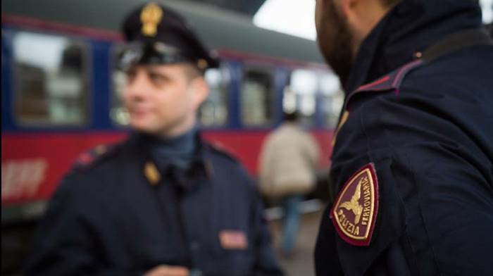 Sul treno senza biglietto, cerca di mordere un poliziotto: denunciato a Termini