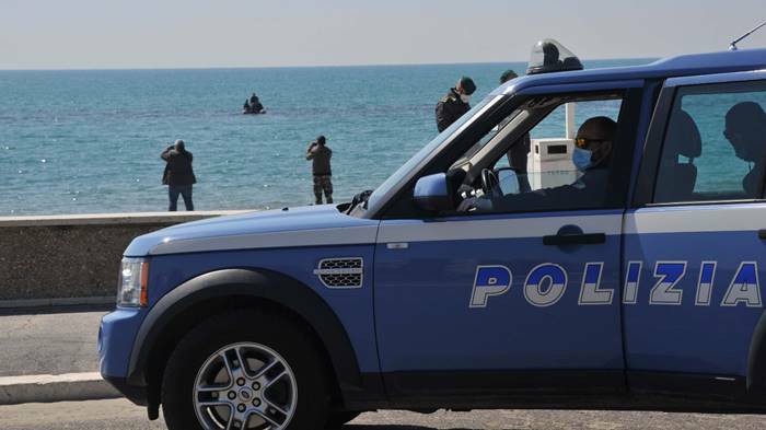 Castel Fusano, rapina una donna in spiaggia e fugge scalzo: arrestato