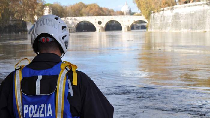 Un barcone rischia di affondare nel Tevere: scatta il sequestro