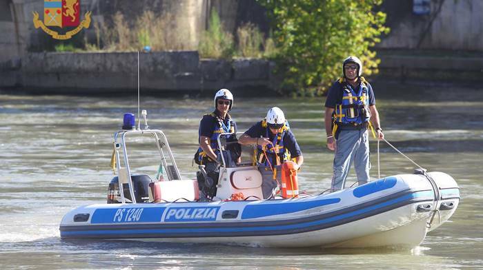 Roma, cadavere riaffiora sul Tevere in pieno centro: passanti e turisti sotto choc