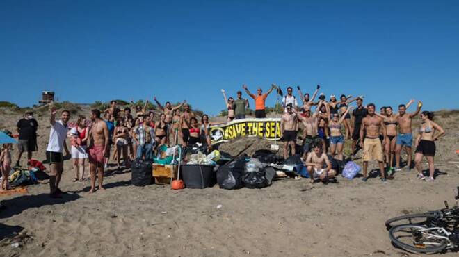 Nettuno, decine di volontari ripuliscono la spiaggia di Torre Astura dai rifiuti