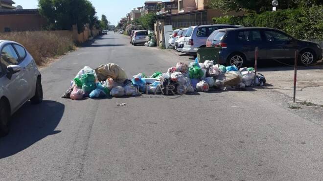 Ardea, differenziata non raccolta: i cittadini per protesta bloccano la strada con i rifiuti