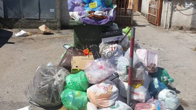 Ardea, differenziata non raccolta: i cittadini per protesta bloccano la strada con i rifiuti