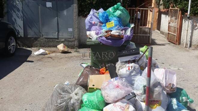 Ardea, differenziata non raccolta: i cittadini per protesta bloccano la strada con i rifiuti