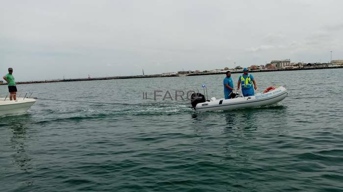 Barca in panne al largo di Focene, giovane trainato a riva dai volontari della Misericordia