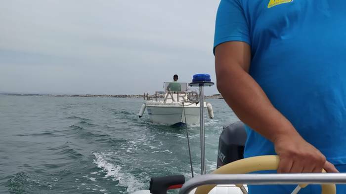 Barca in panne al largo di Focene, giovane trainato a riva dai volontari della Misericordia