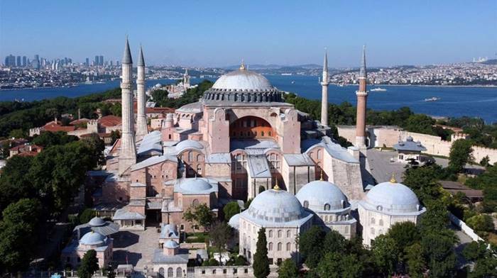 Erdogan invita Papa Francesco alla riapertura di Santa Sofia come moschea