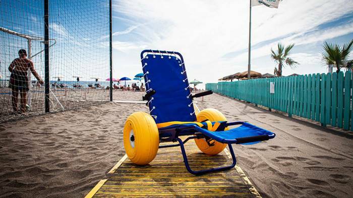 Le spiagge di Tarquinia accessibili a tutti: nuove passerelle e quattro sedie job per i disabili