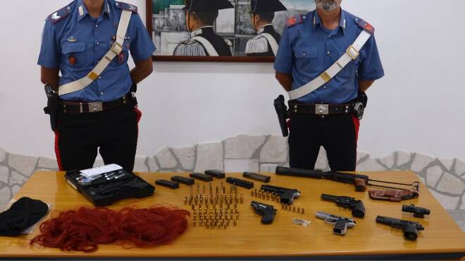 Pomezia, in casa nasconde un arsenale di armi rubate: arrestato 54enne