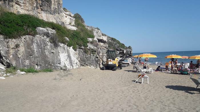 Minturno, ruspa e trivella al lavoro tra bagnanti e turisti: caos in spiaggia