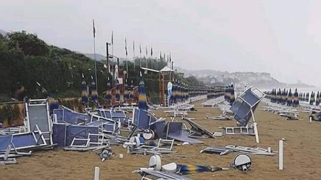 Tromba marina a Sperlonga, volano gli ombrelloni in spiaggia – VIDEO