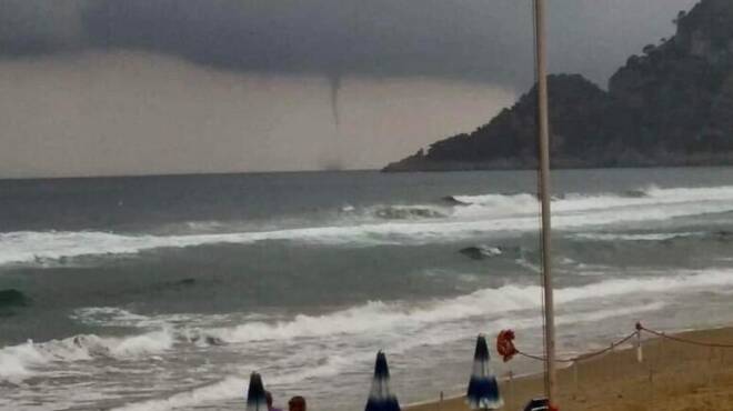 Tromba marina a Sperlonga, volano gli ombrelloni in spiaggia – VIDEO