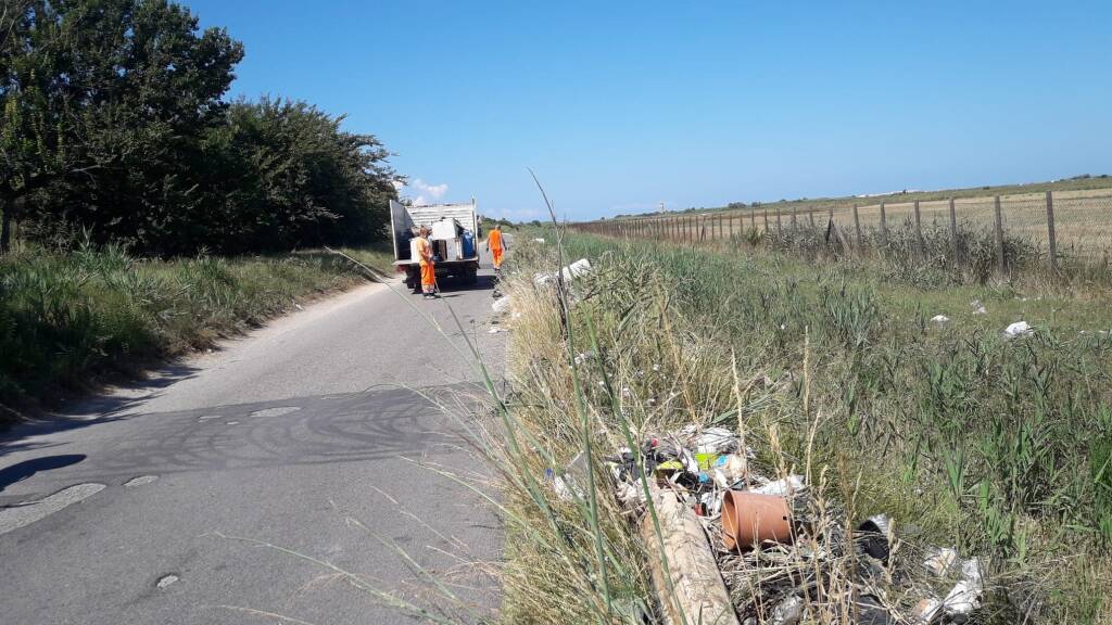 Fiumicino, 10 frigoriferi e 3 tonnellate di rifiuti: il bilancio della bonifica su via Costalunga