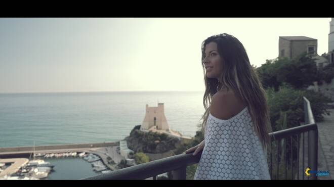 “Vieni con me a Sperlonga”, online il videoclip con Luca Ward e Claudia Conte